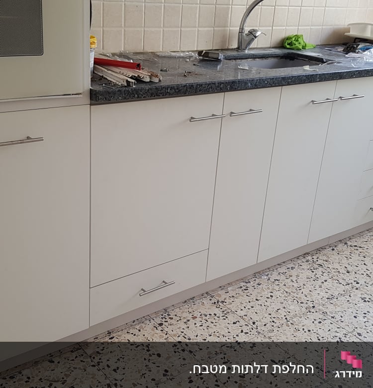 כלי עבודה על משטח עבודה במטבח